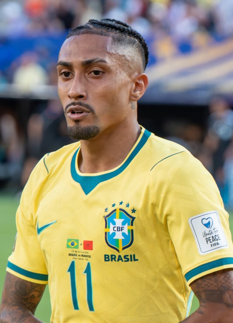 Técnico do Barcelona confirma Raphinha como titular diante do PSG