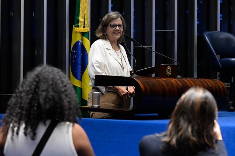 Teresa Leitão homenageia professores e defende recursos para educação