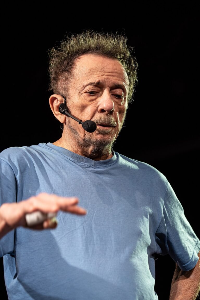 Tom Zé completa 90 anos como o tropicalista desgarrado e inquieto