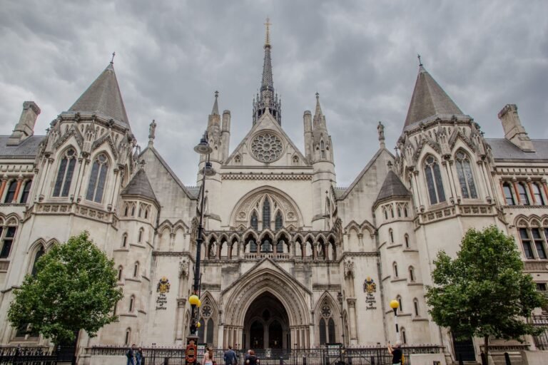 Uber escapa de indenização de R$ 2,3 bilhões pedida por taxistas de Londres