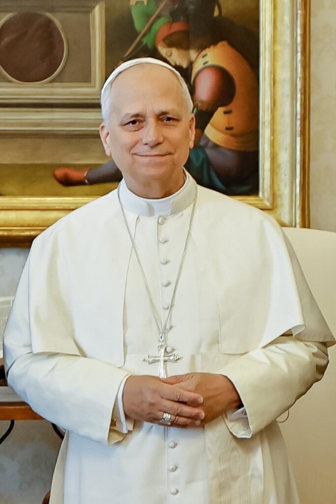 Vaticano divulga primeiras fotos do papa Leão XIV após cirurgia de câncer