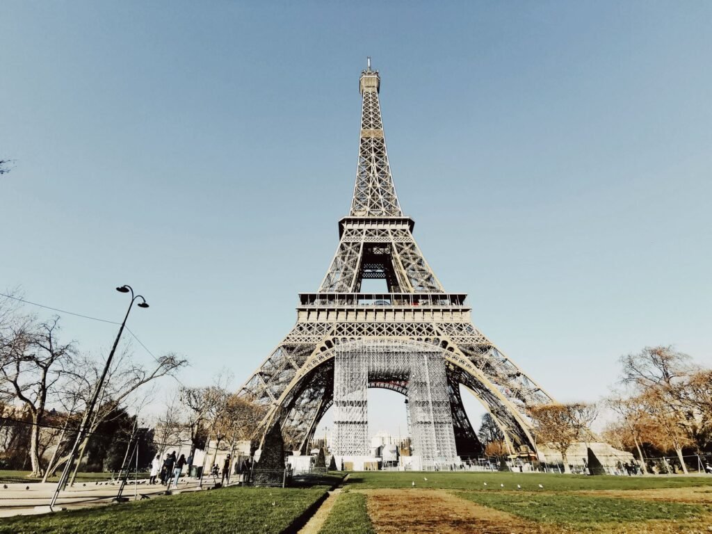 Vídeo com bandeira da Palestina no topo da Torre Eiffel é falso